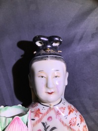 Une paire de bougeoirs en forme de femmes en porcelaine de Chine famille rose, Qianlong