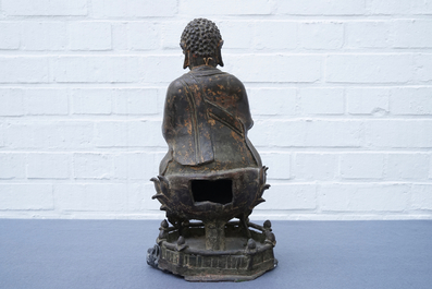 Een Chinese bronzen figuur van Buddha Shakyamuni op lotustroon, Ming