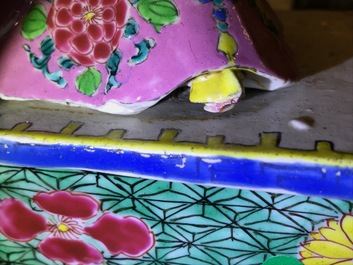 Un mod&egrave;le d'une femme assise en porcelaine de Chine famille rose, Yongzheng
