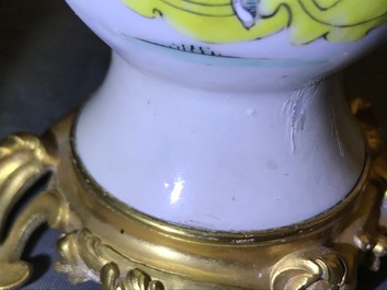 Een paar Chinese famille rose vazen met verguld bronzen kandelaars, Yongzheng