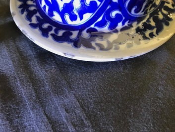 Une paire de vases couverts en porcelaine de Chine bleu et blanc, 19&egrave;me