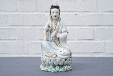 Un mod&egrave;le de Guanyin assis sur un tr&ocirc;ne de lotus en porcelaine de Chine, R&eacute;publique, 20&egrave;me
