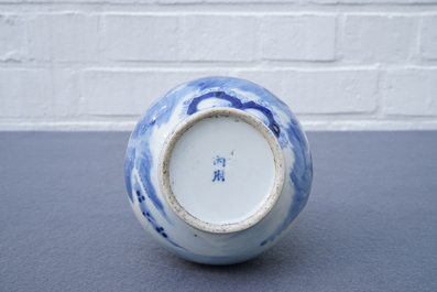 Un vase de forme bouteille en porcelaine de Chine bleu et blanc, 19&egrave;me