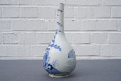 Een Chinese blauwwitte flesvormige vaas met een visser, 19e eeuw