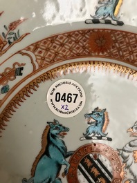 Une paire d'assiettes armori&eacute;es en porcelaine de Chine verte-Imari pour le march&eacute; Anglais, blason de Yonge, Yongzheng