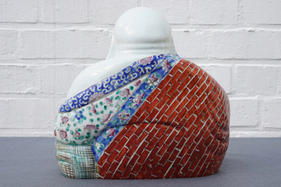 Een Chinese famille rose figuur van Boeddha, 19/20e eeuw