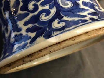 Une paire de vases couverts en porcelaine de Chine bleu et blanc, 19&egrave;me