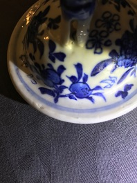 Een vijfdelig Chinees blauwwit kaststel met draken, Kangxi merken, 19e eeuw