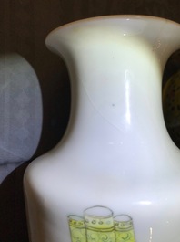 Trois vases en porcelaine de Chine famille rose et verte, 19/20&egrave;me
