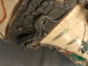 Een paar Chinese Nanking famille rose vazen met strijdersdecor, 19e eeuw