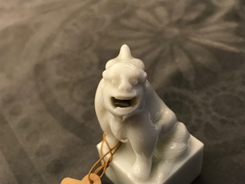 Een paar Chinese Dehua blanc de Chine zegels met leeuwen, reli&euml;fmerk, Kangxi