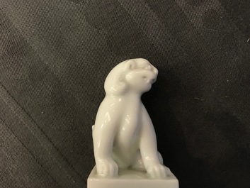 Een paar Chinese Dehua blanc de Chine zegels met leeuwen, reli&euml;fmerk, Kangxi