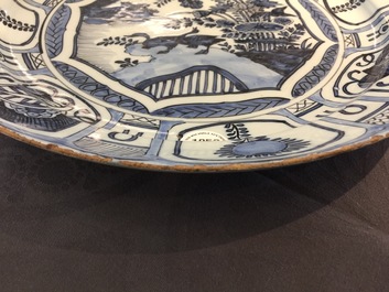 Un plat en fa&iuml;ence de Delft bleu et blanc &agrave; d&eacute;cor de chinoiserie de style kraak, fin du 17&egrave;me