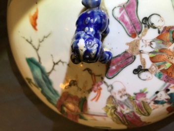 Un bol couvert et un bol sur piedouche en porcelaine de Chine famille rose, 19&egrave;me