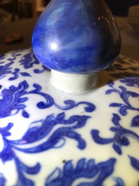 Un vase couvert en porcelaine de Chine bleu blanc &agrave; d&eacute;cor de rinceaux lotus, 19&egrave;me