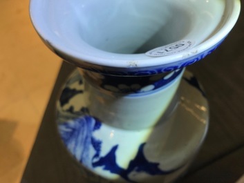 Une paire de vases de forme rouleau en porcelaine de Chine bleu et blanc, 19&egrave;me