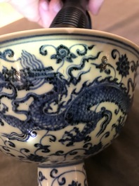 Een Chinese bluawwitte stem cup, Xuande merk, 19/20e eeuw