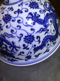 Un bol sur piedouche en porcelaine de Chine bleu et blanc, marque de Xuande, 19/20&egrave;me
