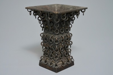 Een Chinese bronzen archa&iuml;sche fanggu vaas met ringen, Ming