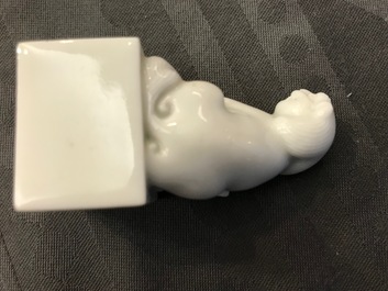 Een paar Chinese Dehua blanc de Chine zegels met leeuwen, reli&euml;fmerk, Kangxi