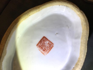 Un plat, un pot couvert et un bol sur piedouche en porcelaine de Chine famille rose, 19&egrave;me