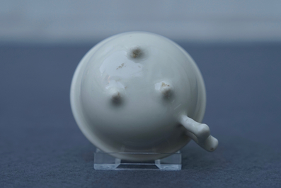 Un bol tripod en porcelaine blanc de Chine de Dehua, Kangxi