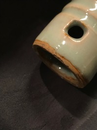 Een Chinees longquan celadon model van een fallus, Ming of later