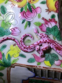 Un vase de forme hexagonale en porcelaine de Chine famille rose, 19/20&egrave;me