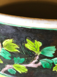Une paire de grands vases en porcelaine de Chine famille noire, 19/20&egrave;me