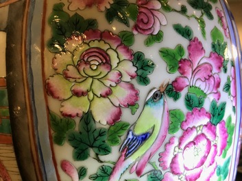 Un vase en porcelaine de Chine famille rose aux anses en forme de dragons, 19&egrave;me