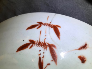 Een Chinese famille rose schotel, een dekselpot en een kom, 19e eeuw