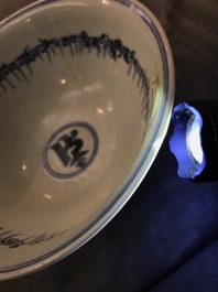 Een Chinese bluawwitte stem cup, Xuande merk, 19/20e eeuw