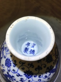 Un bol sur piedouche en porcelaine de Chine bleu et blanc, marque de Xuande, 19/20&egrave;me