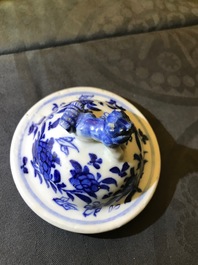 Une garniture de cinq vases en porcelaine de Chine bleu et blanc, marques de Kangxi, 19&egrave;me