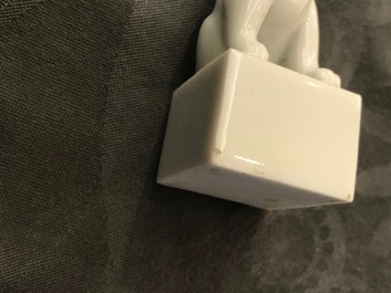 Een paar Chinese Dehua blanc de Chine zegels met leeuwen, reli&euml;fmerk, Kangxi