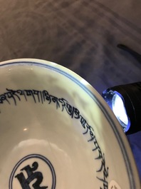 Een Chinese bluawwitte stem cup, Xuande merk, 19/20e eeuw