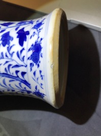 Une garniture de cinq vases en porcelaine de Chine bleu et blanc, marques de Kangxi, 19&egrave;me