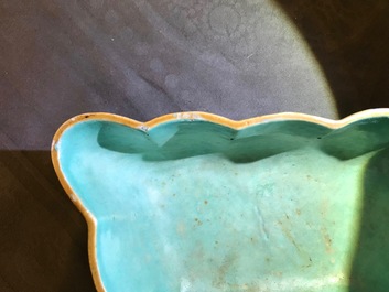 Twee Chinese famille rose kommen en een wandvaas, 19e eeuw