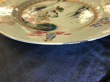 Un plat en porcelaine de Chine famille rose &agrave; d&eacute;cor des 'Huits Immortels' et un paysage, Qianlong