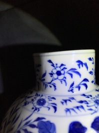 Een vijfdelig Chinees blauwwit kaststel met draken, Kangxi merken, 19e eeuw