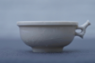 Un bol &agrave; d&eacute;cor appliqu&eacute; en porcelaine blanc de Chine de Dehua, Kangxi