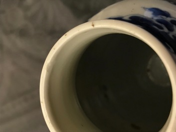 Een paar Chinese blauwwitte vazen met boeddhistische leeuwen, Kangxi merk, 19e eeuw