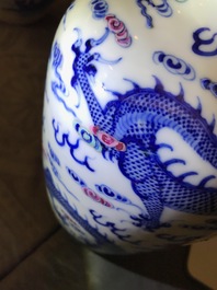 Drie Chinese blauwwitte vazen en een dekselpot, 19/20e eeuw