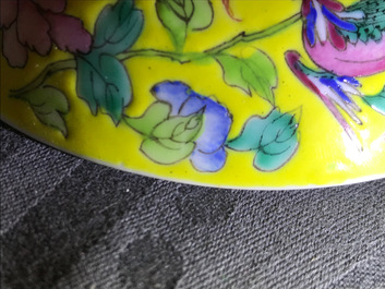 Un bol couvert en porcelaine de Chine famille rose sur fond jaune, 19/20&egrave;me