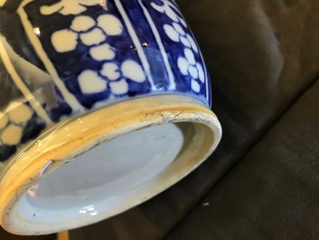 Une paire de vases de forme rouleau en porcelaine de Chine bleu et blanc, 19&egrave;me