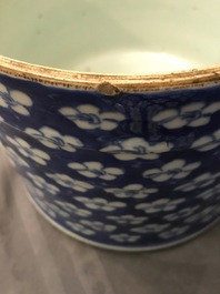 Trois vases et un pot couvert en porcelaine de Chine bleu et blanc, 19/20&egrave;me