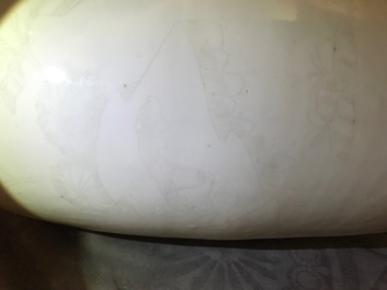 Un vase en porcelaine blanc de Chine &agrave; d&eacute;cor incis&eacute;, 19&egrave;me