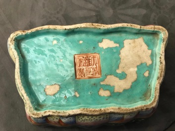 Twee Chinese famille rose kommen en een wandvaas, 19e eeuw