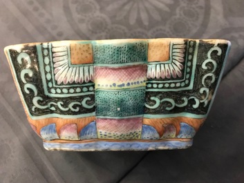 Twee Chinese famille rose kommen en een wandvaas, 19e eeuw