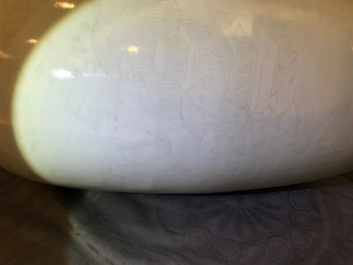 A Chinese blanc de Chine vase with incised underglaze design, 19th C.